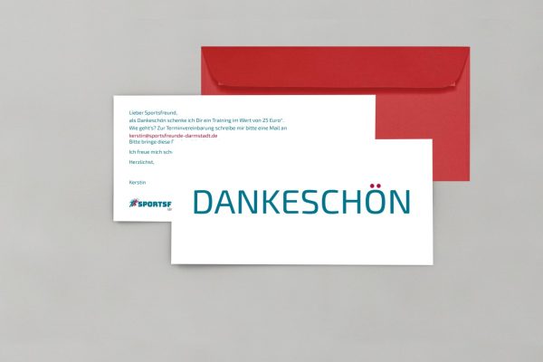 7-Dankesch-n-Karte_DIN-lang_mit-artoz-Kuvert-in-rot_Sportsfreunde-Darmstadt_grusskarten-design_1280x1280