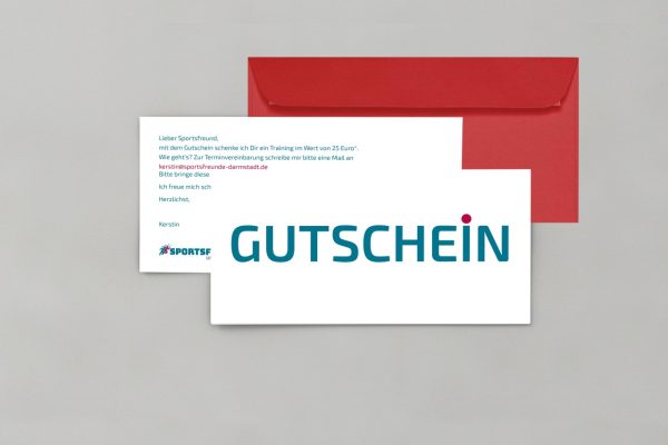 9-individuelle-Gutschein-Karte-im-Corporate-Design_DIN-lang_mit-artoz-Kuvert-in-rot_Sportsfreunde-Darmstadt_grusskarten-design_1280x1280